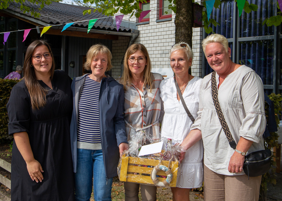 Referentin Marieke Gogler (von links) und die Kita-Leitungen Astrid Brundiers, Ines Wiesner und Sylvia Petschukat gratulierten Gaby Tepe (Mitte) zum Jubiläum. Foto. Kita die Arche